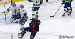 The best nhl hits to close out the 2021 season (13 gifs) 515 liked! Happy Gifs Primo Gif Latest Animated Gifs