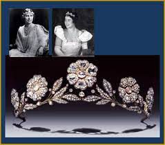 A hairpin loop at either end secures the tiara for easy wear on your special day. The Strathmore Rose Tiara Foi Um Presente De Casamento Do Duque De Strathmore Para Sua Filha Que Viria A Ser C Strathmore Rose Tiara Royal Tiaras Royal Jewels