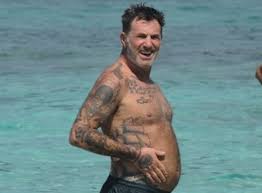 Filippo nardi deve abbandonare l'isola. Filippo Nardi All Isola Dei Famosi Grasso E Sfatto L Ombra Del Fico Che E Stato Caffeina Magazine