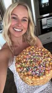 Peanut butter marshmallow cake ✨🌈 This is a great gluten free dessert that  comes together in 15 minutes! Here is everything you need ⬇️ Recipe: 5 cups  rainbow marshmallows 4 cups white marshmallows 1 ...