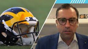 Darien Walker attempts the monster throwdown but gets stuffed by Derrick  Griffin.