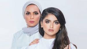 اختارت ليدي كيتي سبنسر فستاناً أنيقاً باللون الأبيض الأوف وايت، تم تصميمه خصيصاً لها من الدار المُفضلة إليها، دولتشي آند غابانا، تميز بستايل مستوحى من العصر الفيكتوري بحسب طلب ليدي سبنسر، لكي يشبه إلى حد كبير فساتين. ÙˆØ§Ù„Ø¯Ø© Ø­Ù„Ø§ Ø§Ù„ØªØ±Ùƒ Ù†Ø§Ø¯Ù…Ø© Ù„Ø£Ù† Ø§Ø¨Ù†ØªÙ‡Ø§ ÙÙ† Ø§Ù†Ø© ÙˆÙ„Ø§ ØªØ®ÙÙŠ Ø®Ù„Ø§ÙÙ‡Ø§ Ù…Ø¹Ù‡Ø§ Ø§Ù„Ù†Ù‡Ø§Ø±