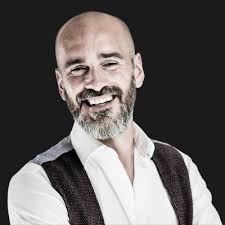 Ha solo 9 anni quando fugge con la famiglia dalla dittatura jugoslava che… 