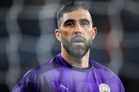 Claudio bravo is a goalkeeper and is 6' and weighs 174 pounds. Claudio Bravo Reach Agreement In Principal With Besiktas