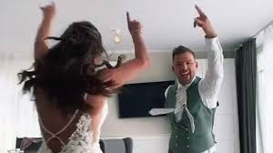 Jetzt verrät sie, wen sie unter ihrem herzen trägt. Verrucktes Brautpaar So Wild Lassen Es Sarah Engels Und Ihr Julian Im Wedding Look Krachen