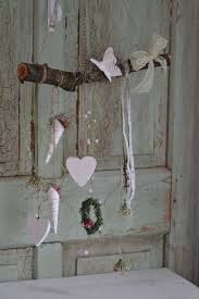 An Einem Derben Ast Hangen Kranzchen Herzen Rosen Bander Und Spitze Der Schmetter Blumen Selber Basteln Basteln Fruhling Fensterdeko Fruhlings Dekoration