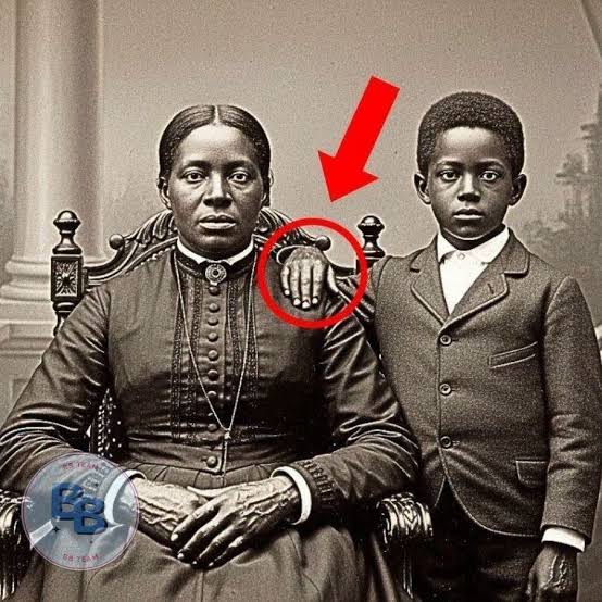 A Photograph Reveals a Hidden Story Through the Mother's Hands