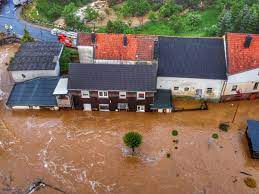 Der streit wirkte wie ein reinigendes gewitter. Unwetter Chaos In Deutschland Meterhohe Wassermassen Uberfluten Dorf Feuerwehr Rettet Frau 82 Welt