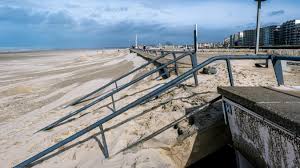 Température, pluie/neige, vent, humidité, pression,. Les Cabines De Plage Du Touquet Sous Le Sable Apres La Tempete Jorge