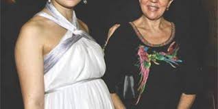 Studovala konzervatoř, přesto ji však nikdy nedokončila. Martha Issova Maminka Cz