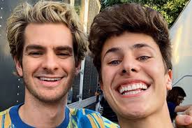 People born on march 29 fall under the zodiac sign of aries. Ya Sabemos Que Haran Juntos Juanpa Zurita Y Andrew Garfield Gq Mexico Y Latinoamerica