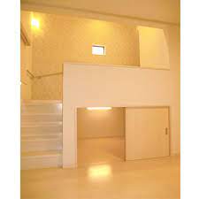 スキップフロアと階段の下は３帖分の大型収納になっています 狭小ハウスデザイン 収納 住宅 小さい部屋のデザイン