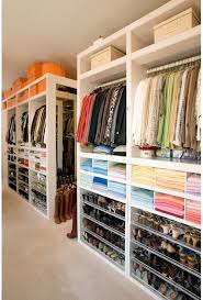 Aménager le dressing de vos rêves grâce à quelques idées malignes. Dressing Dans Une Chambre Des Idees Pour S Inspirer Idee Dressing Rangement Dressing Amenagement Dressing