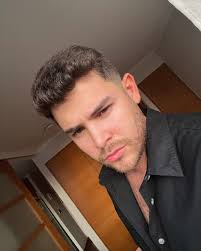 Favoritas de mi galería, parte 11: 1. But first, let me take a #selfie 🖤  2. El Castillo de mis sueños 🥹 3. Medellín en arte. 4. 100 años de soledad  en