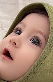 Bên trái là hình một em bé đáng yêu mà khi mang thai mình đã chọn để hình  nền , và bên phải là một em bé đáng yêu của mẹ Ly