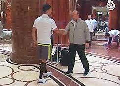 Descubre lo que rafa benitez (greatluna) encontró en pinterest, la colección de ideas más grande del mundo. Rafa Benitez Gif Find On Gifer