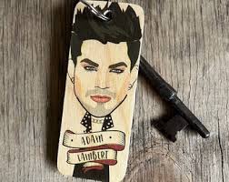 Adam Lambert Charakter Schlüsselanhänger aus Holz