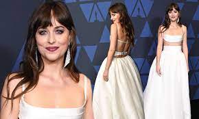 Bad times at the el royale (drew goddard, 2018) chris hemsworth, john hamm, dakota johnson, mick offerman, jeff bridges; Dakota Johnson Is Wonder In White As She Shows Off Toned Tum In Two Piece Gown At Governor S Awards Daily Mail Online