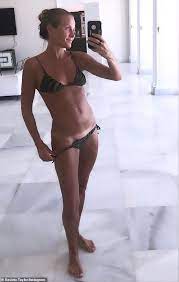 In a lengthy post alongside her transformation snap, the mum of four, 42. Davinia Taylor 42 Prasentiert Ihren Waschbrettbauch Und Tan Linien In Einem Gestreiften Bikini Aktuelle Boulevard Nachrichten Und Fotogalerien Zu Stars Sternchen
