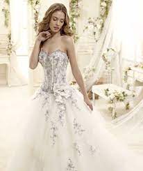 Come tutti gli altri abiti, anche quello da cerimonia deve rispecchiare la stagione in cui viene indossato. Abiti Da Sposa Colorati