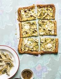Tarte Fine Courgettes Chaource Et Thym Pour 4 Personnes Recettes Elle A Table Recette Tarte Fine Alimentation Recettes De Cuisine