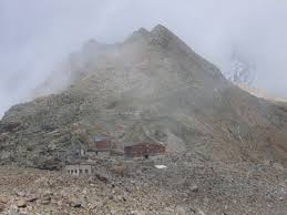 Die similaunhütte wurde vor über 100 jahren errichtet und ist beliebter stützpunkt für gipfelbesteigungen. Similaunhutte 3019 M In Den Otztaler Alpen Am Niederjoch