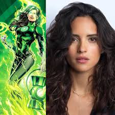 Adria Arjona como Lanterna Verde Jessica Cruz. Adria e Jessica são latinas.  Adria é uma boa escolha se James Gunn quiser uma atriz de descendência  mediterrânea para ser a nova Mulher-Maravilha. É