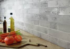 Atrás quedaron las cocinas alicatadas de suelo a techo con azulejos dibujando bodegones en las paredes de nuestras cocinas. Subway Cifre Ceramica Revestimiento Cocina Paredes De Cocina Decoracion De Cocina