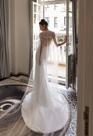 Scopri ricette, idee per la casa, consigli di stile e altre idee da provare. Abiti Da Sposa Julie Vino 2020 Stile Classico E Tocco Moderno