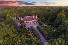 Professional tennis player from 🇷🇺 business inquiries: Greenwich Mansion Owned By Shoe Mogul Vince Camuto To Sell At Auction