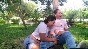 continuación de, salgo con mi hermanastra al parque y le traje un  consolador para que lo chupara y penetrarla en el piso de pasto - XNXX.COM