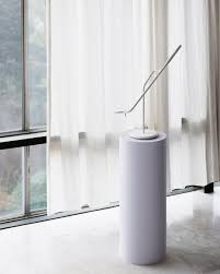 The Flow Table Lamp Has A Simple And Flowing Design In Which All Of The Lamp S Parts Grow Smoothly Into Each Other Just Like The Branche Lampe Bordlampe Hjem