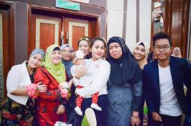 Kak lina pom pom dapat surprise dari suami tercinta laaa. Elly Mazlein Kak Lina Pom Pom Meletop Facebook