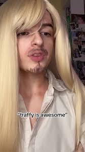 I love the idea of the strawhats still bullying law when theyre older ...