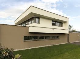 Einfamilienhaus Flachdach Uberdachte Terrasse Massivbau L Form Moderne Architektur L Form Klares Desig Moderne Architektur Architektur Architektur Haus