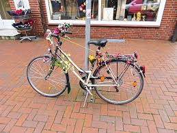 Zu Weihnachten Geschmuckt Anlieger Haben Abgestelltes Fahrrad In Buchholz Dekoriert Buchholz