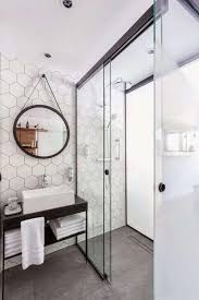 Pemilihan kaca kamar mandi yang tepat, tak hanya meningkatkan nilai fungsionalitas dari ruangan kamar mandi, tetapi juga bisa membantu memperkuat konsep dan estetika dari interior kamar mandi tersebut. 6 Model Kaca Kamar Mandi Untuk Kamar Mandi Yang Lebih Bersih