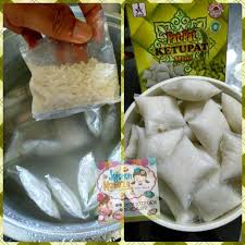 Beras 500 gram garam 1/2 sdt plastik ukuran 1/4 kg air untuk merebus setengah panci besar ( atau di sesuaikan kan ) cara membuat nya tonton videonya yah. 6 Cara Membuat Lontong Yang Mudah Pulen Dan Dijamin Anti Gagal Merdeka Com