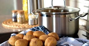 Dengan cara 'mengecor' yang berlubang tadi si abang ala tukang las bekerja cekatan dan hasilnya bisa ditunggu. Cara Menambal Panci Bakso Yang Bocor Dengan Kaleng Minuman Bekas Ketikanku