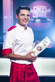 Admiratoare cu retete de agatat, unii concurenti au venit doar sa se vada la televizor, au si recunoscut in fata celor trei chefi, chefii au din nou chef de glume si de jurizat farfuriile care vin pe banda. Ce Mai Face Silviu Nedelea DupÄƒ Ce A Fost La Un Pas SÄƒ Castige Sezonul 6 Din Chefi La CuÅ£ite Uite Ce Familie FrumoasÄƒ Are Galerie Foto Spynews Ro