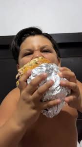 Quédate con alguien que te mire como el mira a su hamburguesa 🍔😍🥰,  @topfans, Hamburguesas 360".