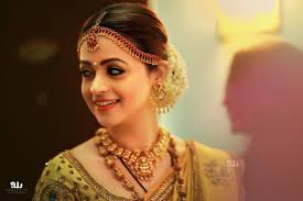 The Celebrity Wedding Of Actress Bhavana With Producer Naveen Bhavana Actress Actress Wedding South Indian Wedding Hairstyles