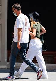 Get to know cooke maroney, jennifer lawrence's art gallerist fiancé. Jennifer Lawrence And Husband Cooke Maroney Demonstrated Love While Walking In New York Oltnews
