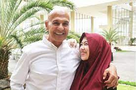 Kabar kali ini datang dari pasangan mark sungkar dan santi. Mark Sungkar Susah Tidur Sampai Menggigil Di Penjara Unggahan Istri Muda Langsung Jadi Sorotan Semua Halaman Grid Fame