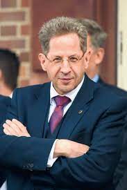 Seit 1991 war er in verschiedenen abteilungen im bundesministerium des innern tätig. Unterwegs Mit Dem Ex Verfassungsschutzchef Wie Hans Georg Maassen Aus Seinem Rauswurf Politisch Kapital Schlagt Reportageseite Tagesspiegel