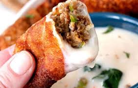 Recette Rouleaux Aux Oeufs Au Fromage Philadelphia Trempes Dans La Sauce Alfredo Egg Roll Recipes Recipes Cheesesteak Egg Rolls
