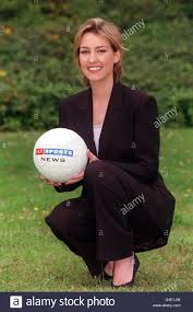 Sie weiß genau wie sie ihren prachtkörper in szene setzt. Sky Sports News Moderatorin Stockfotografie Alamy