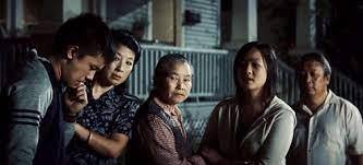 Disgruntled korean war veteran walt kowalski sets out to reform his neighbor, thao lor, a hmong teenager who tried to steal kowalski's prized possession: Review Gran Torino