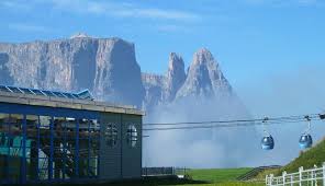 Trascorri un soggiorno fantastico con la famiglia o gli amici, per un fine settimana o un periodo più lungo. Alpe Di Siusi Cable Car Alpe Di Siusi Dolomites Italy