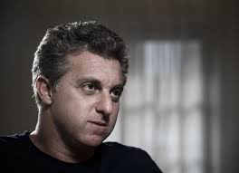 He was born in 1970s, in generation x. Luciano Huck Diz Que Quer Sair De Sua Zona De Conforto E Contribuir Para O Debate Mercado Consumo
